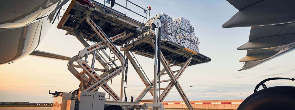 loading-of-cargo-containers-to-airplane-at-sunset-XR4F7CP.jpg